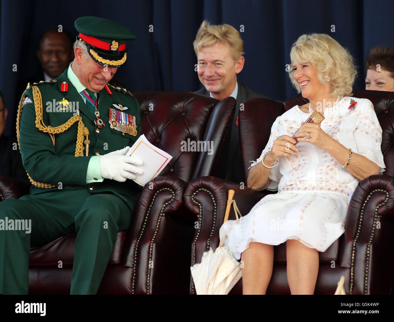 Der Prinz von Wales und die Herzogin von Cornwall bei einem Besuch im Sir John Guise Stadium in Papua-Neuguinea, während das königliche Paar seine Tour zum Diamantenjubiläum der Königin fortsetzt. Stockfoto