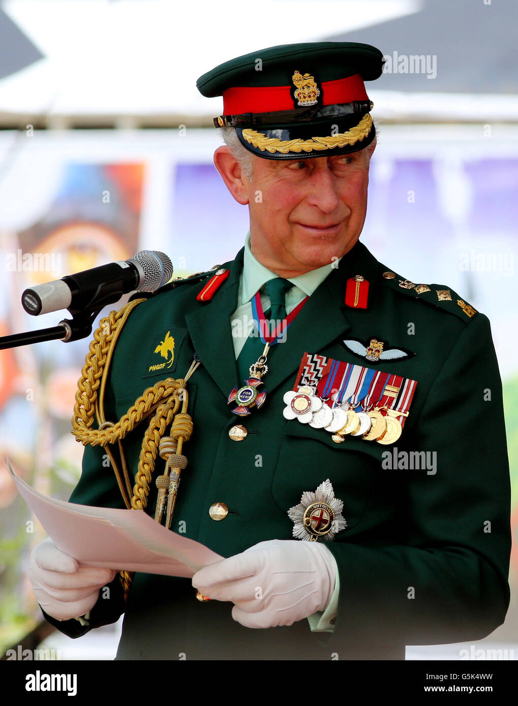 Der Prinz von Wales hält eine Rede während eines Besuchs im Sir John Guise Stadium in Papua-Neuguinea, während das Königspaar seine Tour zum Diamantenjubiläum der Königin fortsetzt. Stockfoto