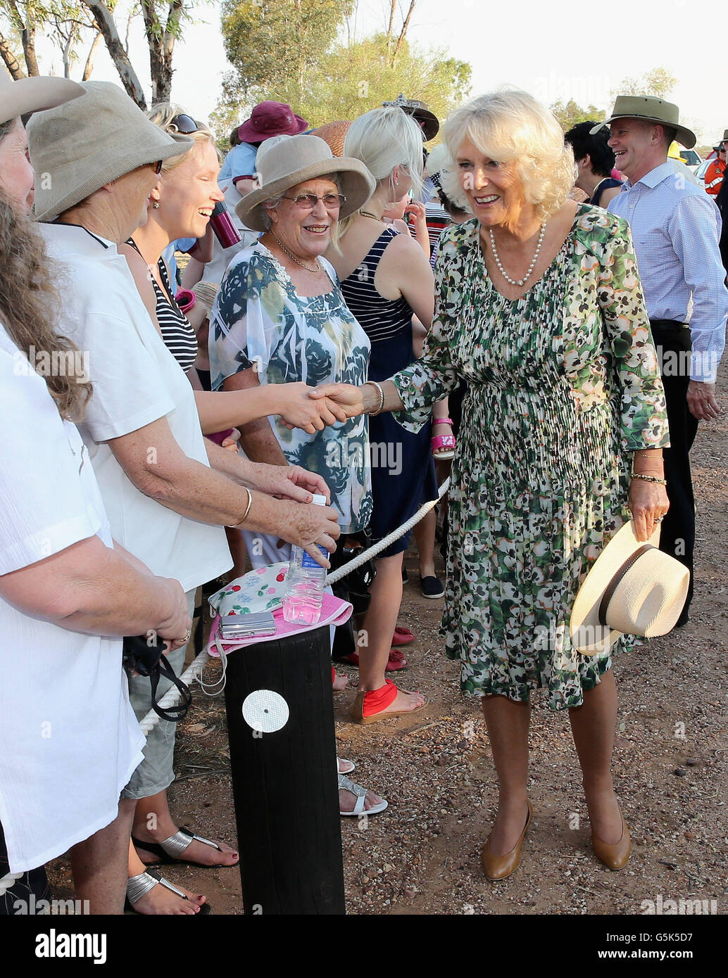 Die Herzogin von Cornwall trifft sich mit Mitgliedern der Öffentlichkeit, nachdem sie die Cattle Rancher's Hall of Fame in Longreach, Australien, auf der zweiten Etappe einer Diamond Jubilee Tour in Papua-Neuguinea, Australien und Neuseeland besucht hat. Stockfoto