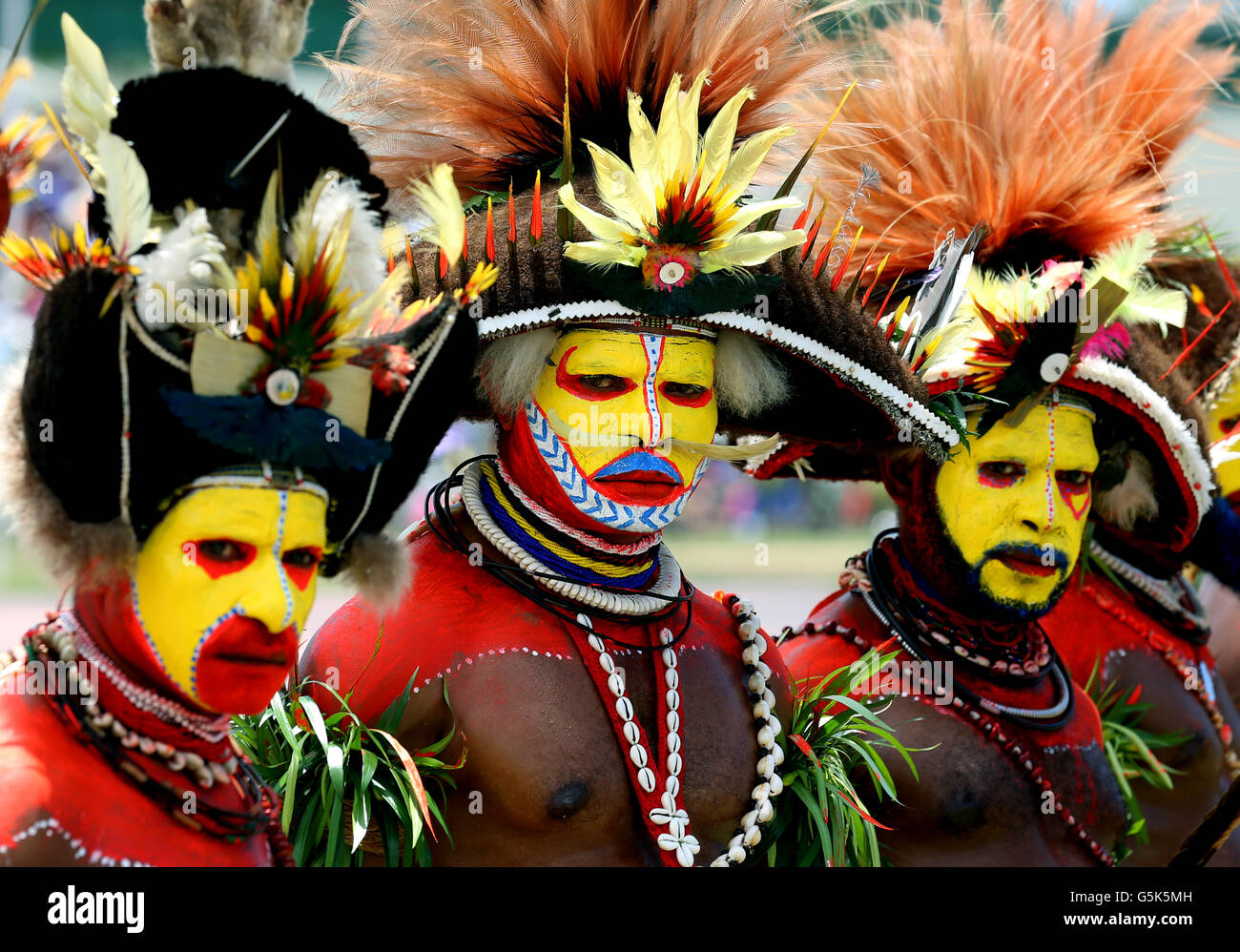 Huli-Männer in traditioneller Provinztracht im Sir John Guise Stadium in Papua-Neuguinea. Stockfoto