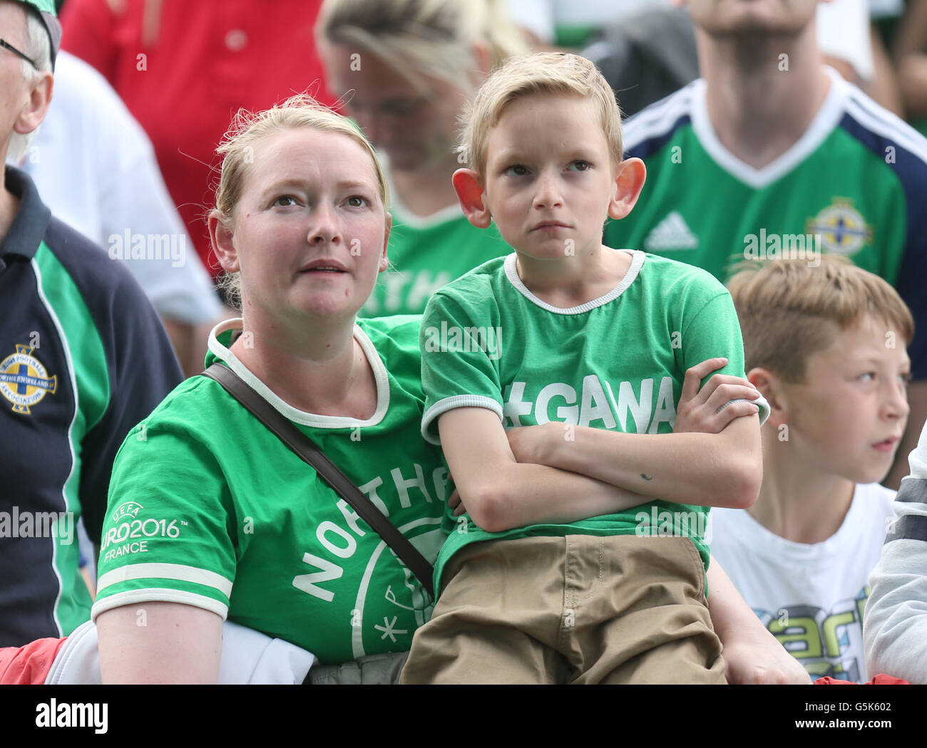 Fans zeigen ihre Unterstützung auf der Titanic Fanzone, Belfast, Nordirland gegen Deutschland in Euro 2016 beobachten. Stockfoto