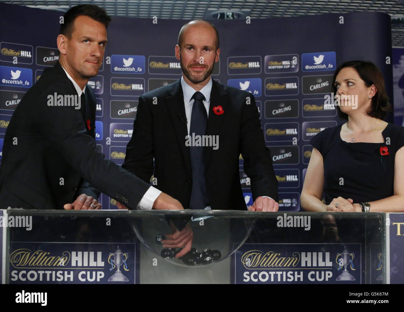Kenny MacLeod (Mitte) Commercial Director Scottish FA, Jan Vennegoor von Hesselink (links) und Lyndsay Wright (rechts) Director of Investor Relations William Hill sind während der 4. Runde des William Hill Scottish Cup im Museum Hampden Park in Glasgow abgebildet. ASSOZIATIONSFOTO. Bilddatum: Montag, 05. November 2012. Stockfoto