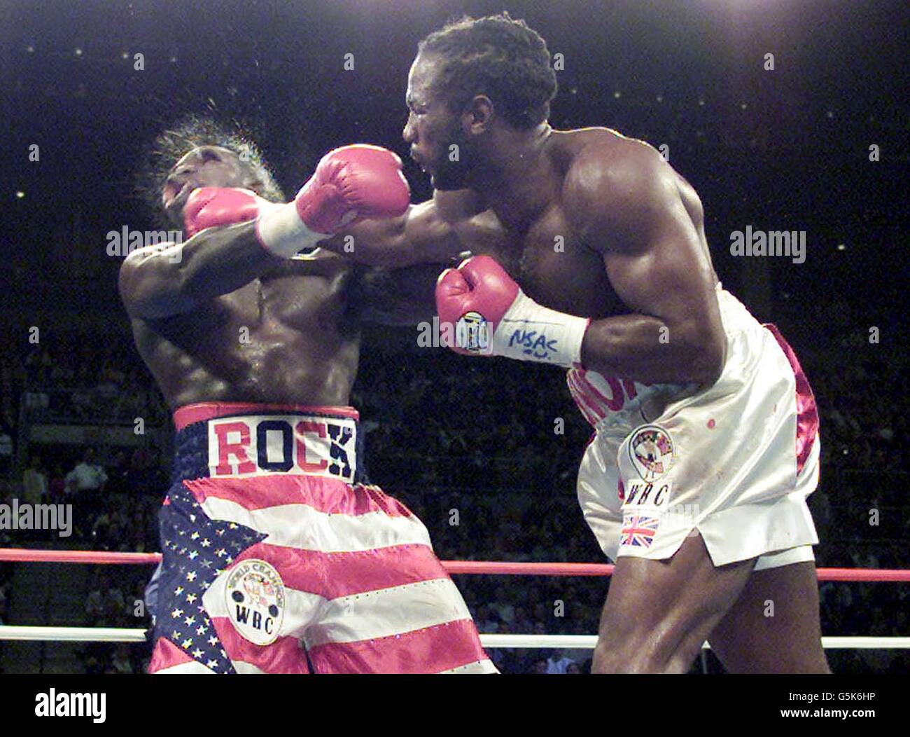 Der britische Lennox Lewis schlägt den US-amerikanischen Hasim Rahman beim Heavyweight-Titelwiederkampf im Mandalay Bay Hotel, Las Vegas, USA. * 11/4/02: Der Fotograf der Pressevereinigung Nick Potts gewann den Sport News Picture Award bei der jährlichen Sport Writers Association (SWA) Foto- und Journalistenpreise in London für dieses Foto, das während des Wettkämpfs von Schwergewichtsmeister Lennox Lewis mit Hasim Rahman im November letzten Jahres aufgenommen wurde. Der britische Sportfotograf des Jahres 2001 wurde als Bob Martin von Sports Illustrated benannt, während Alan Lee von The Times die entsprechende Ehre für sich nahm Stockfoto