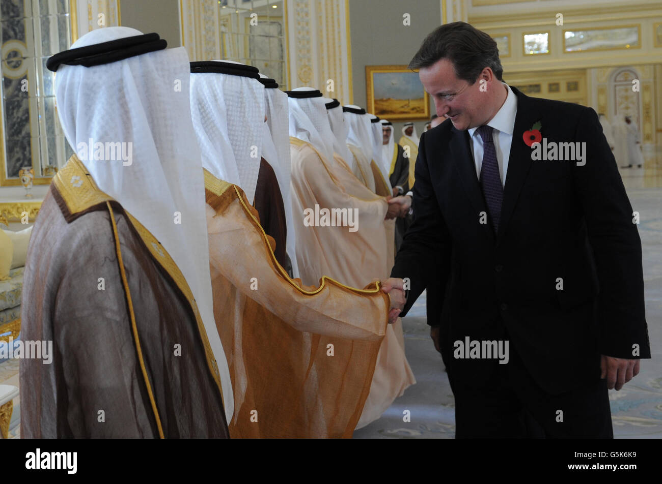 Premierminister David Cameron wird von Regierungsministern im Al Rawda Palast in der Stadt al Ain in Abu Dhabi begrüßt, nachdem sie den Präsidenten der Vereinigten Arabischen Emirate, Scheich Khalifa bin Zayed al Nahyan, während seines dreitägigen Besuchs in den Golfstaaten zu einem bilateralen Treffen trafen. Stockfoto