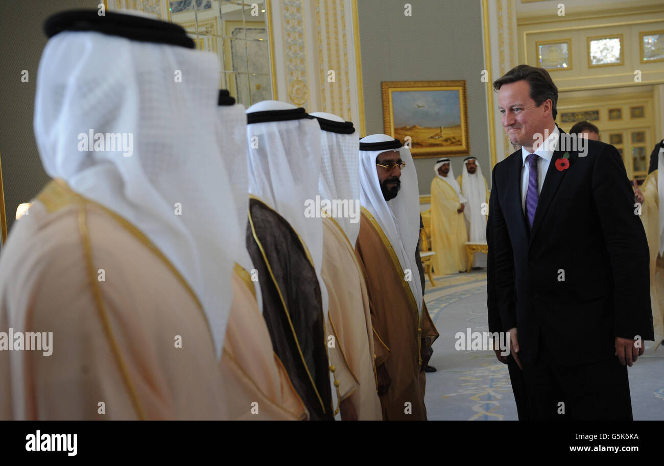 Premierminister David Cameron wird von Regierungsministern im Al Rawda Palast in der Stadt al Ain in Abu Dhabi begrüßt, nachdem sie den Präsidenten der Vereinigten Arabischen Emirate, Scheich Khalifa bin Zayed al Nahyan, während seines dreitägigen Besuchs in den Golfstaaten zu einem bilateralen Treffen trafen. Stockfoto