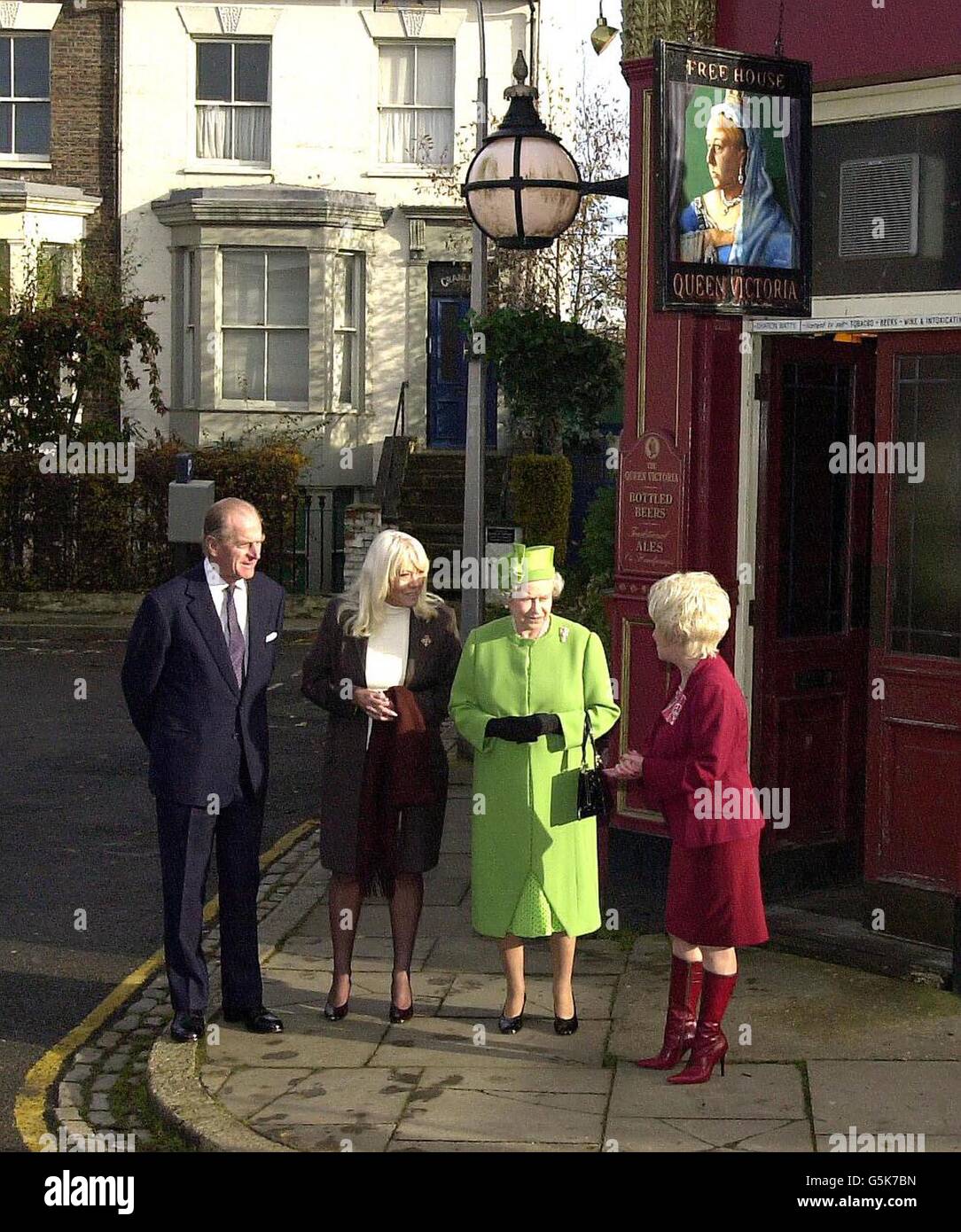 Queen Elizabeth II und der Herzog von Edinburgh bei ihrem Besuch in den Elstree Studios, wo die berühmte britische Seifenoper Eastenders gedreht wird. Die Queen wurde auf der Tour von Barbara Windsor, links, (Peggy Mitchell) und Wendy Richard, rechts, (Pauline Fowler) begleitet, als sie durch den Albert Square und am Queen Vic vorbeigingen. Stockfoto