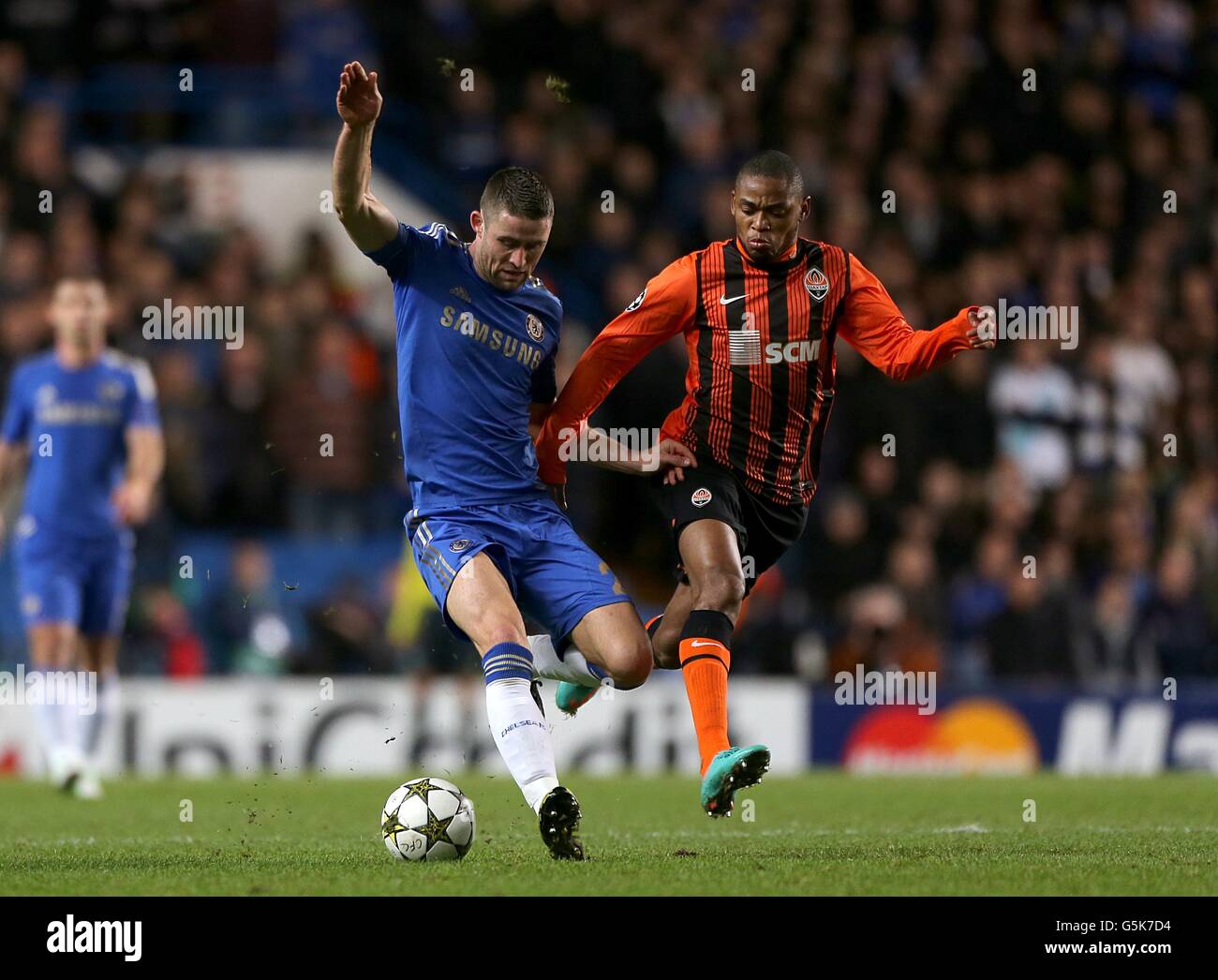 Chelseas Gary Cahill (links) und Shakhtar Donetsks Schlacht bei Luiz Adriano Für den Ball Stockfoto