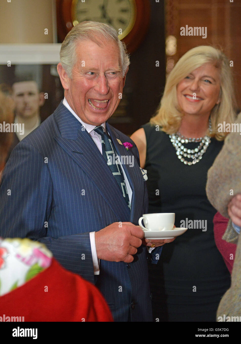 Der Prinz von Wales und die Herzogin von Cornwall, bekannt als der Herzog von Rothesay in Schottland, besucht die "Von Harris nach Paris"-Ausstellung, Teil des Edinburgh International Fashion Festival, Waldorf Astoria Hotel, Princes Street, Edinburgh. Stockfoto