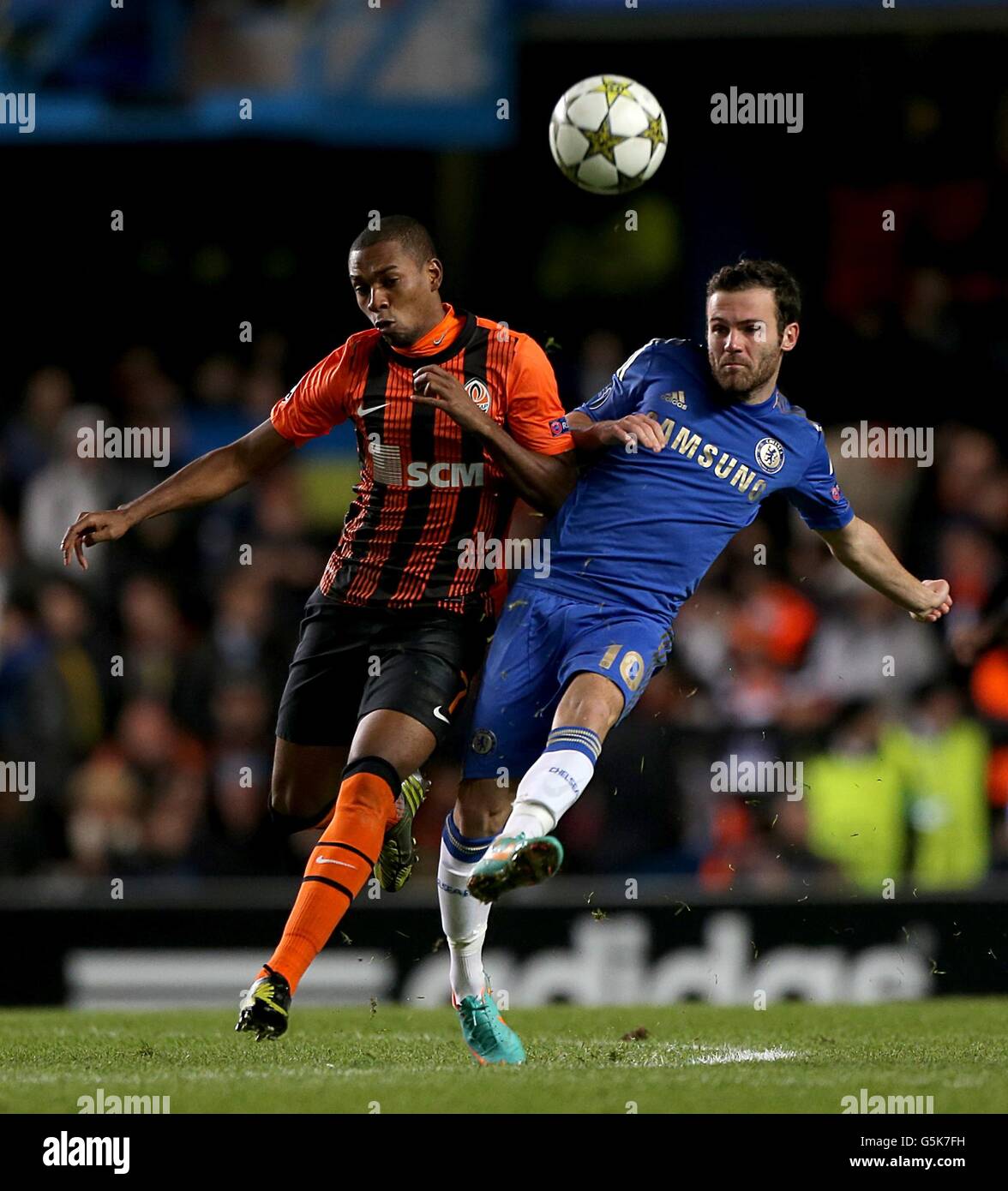 Shakhtar Donetsks Luis Fernandinhos (links) und Chelsea's Juan Mata in Aktion Stockfoto