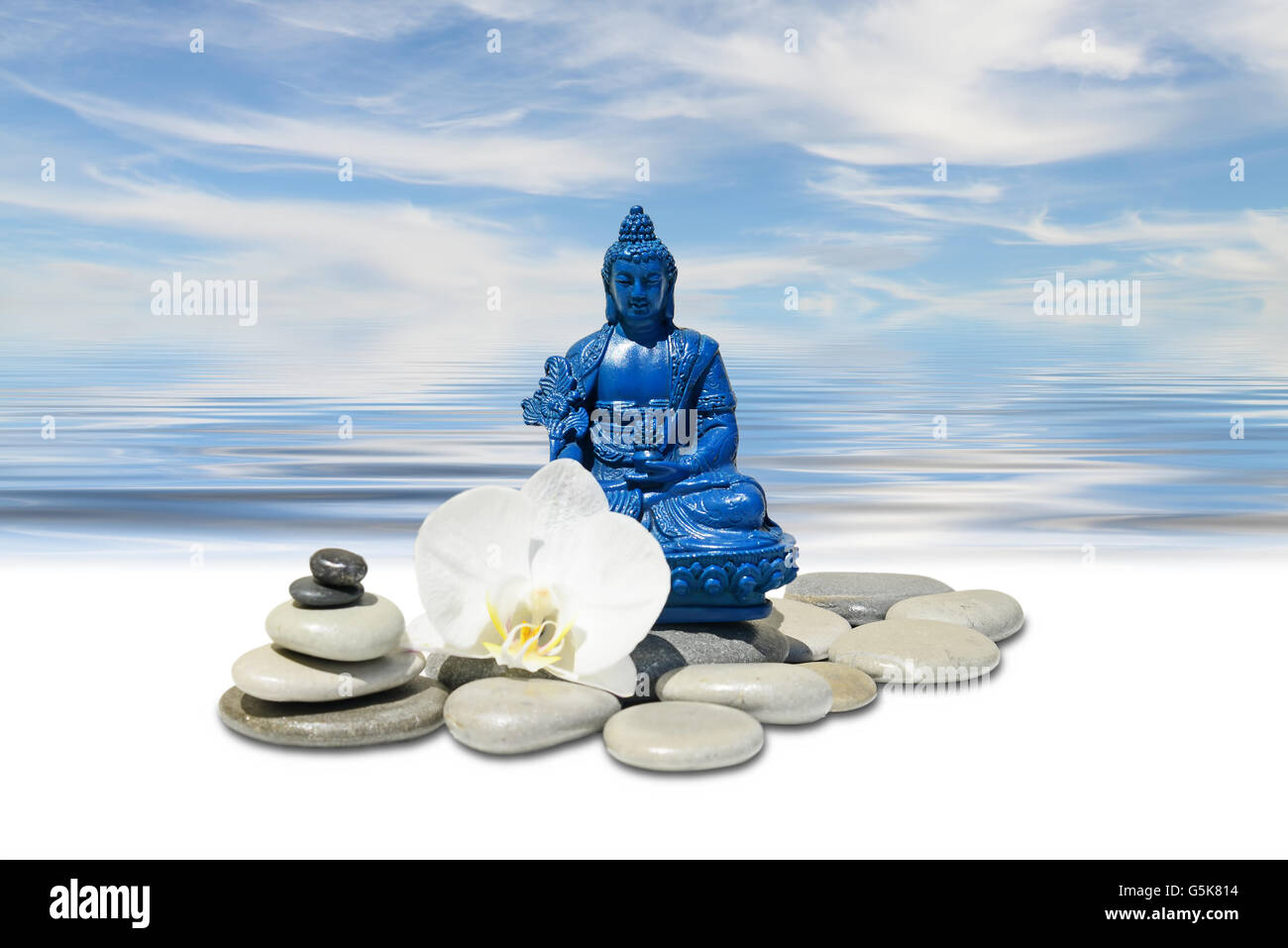 Feng-Shui Hintergrund blau Medizin Buddha Bhaisajyaguru, Zen Stone, weiße Orchidee blüht, Meer und Himmel Stockfoto