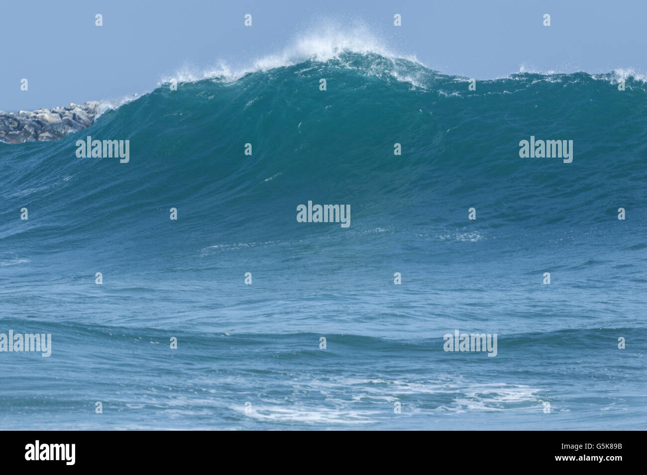 Große Welle auf den Keil Stockfoto