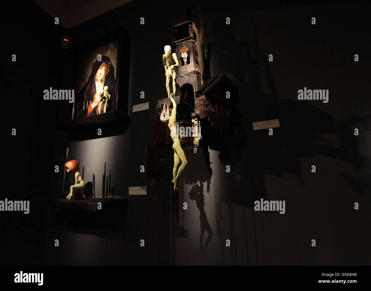 Installationen von Giles Walker während einer Pressevorschau der Ausstellung 'Museum of Curiocy' in der Pertwee, Anderson & Gold Gallery in London. Stockfoto