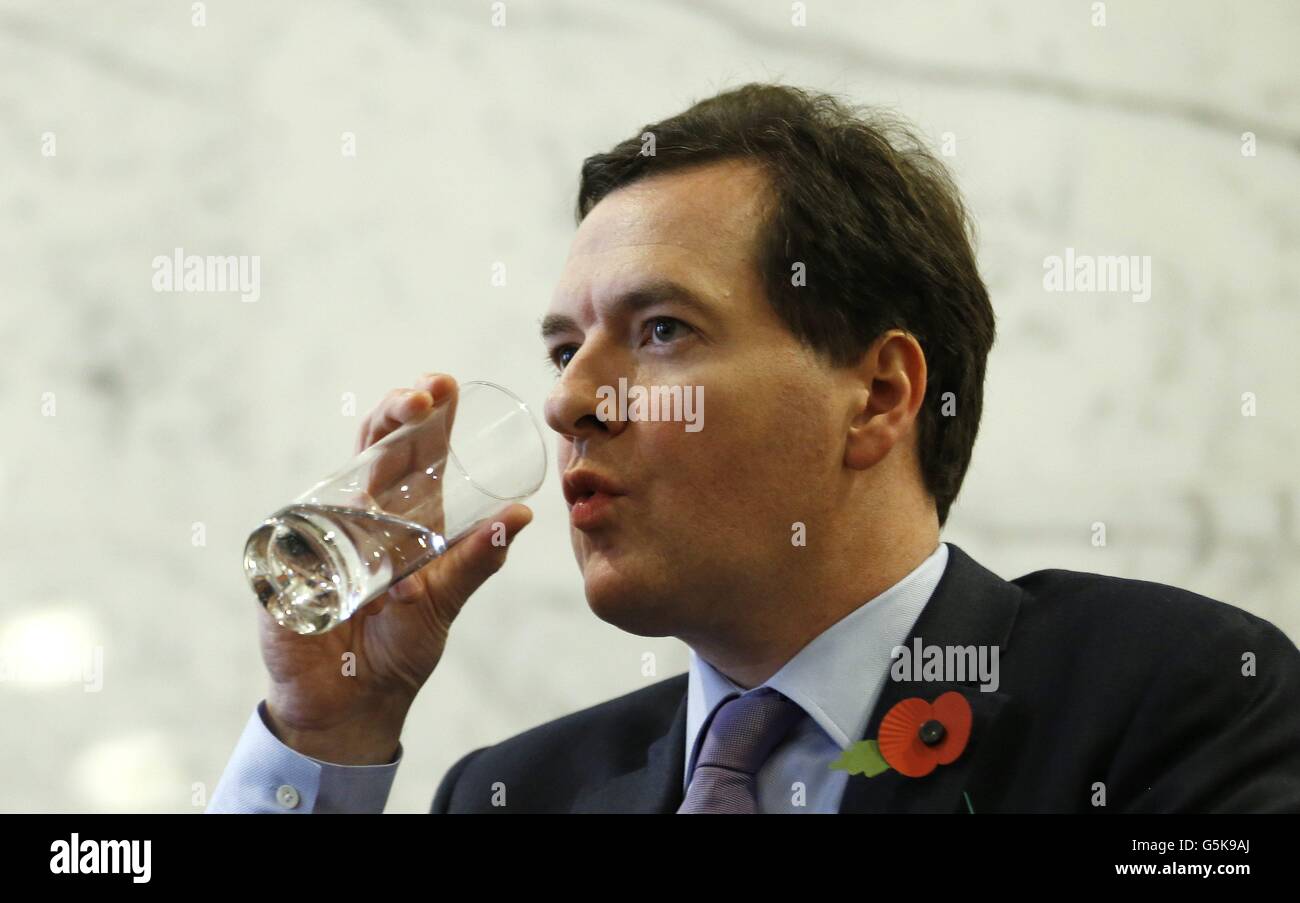 Schatzkanzler George Osborne hält eine Rede über Wissenschaft, Technologie und Wachstum in der Royal Society in London. Stockfoto