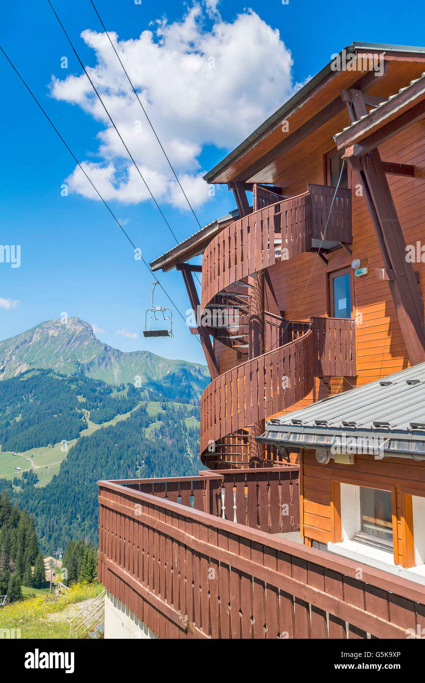 Detail-Architektur mit Holztreppen Lift Stuhl Cottage in Chatel, berühmte Dorf in den Alpen, Frankreich Stockfoto