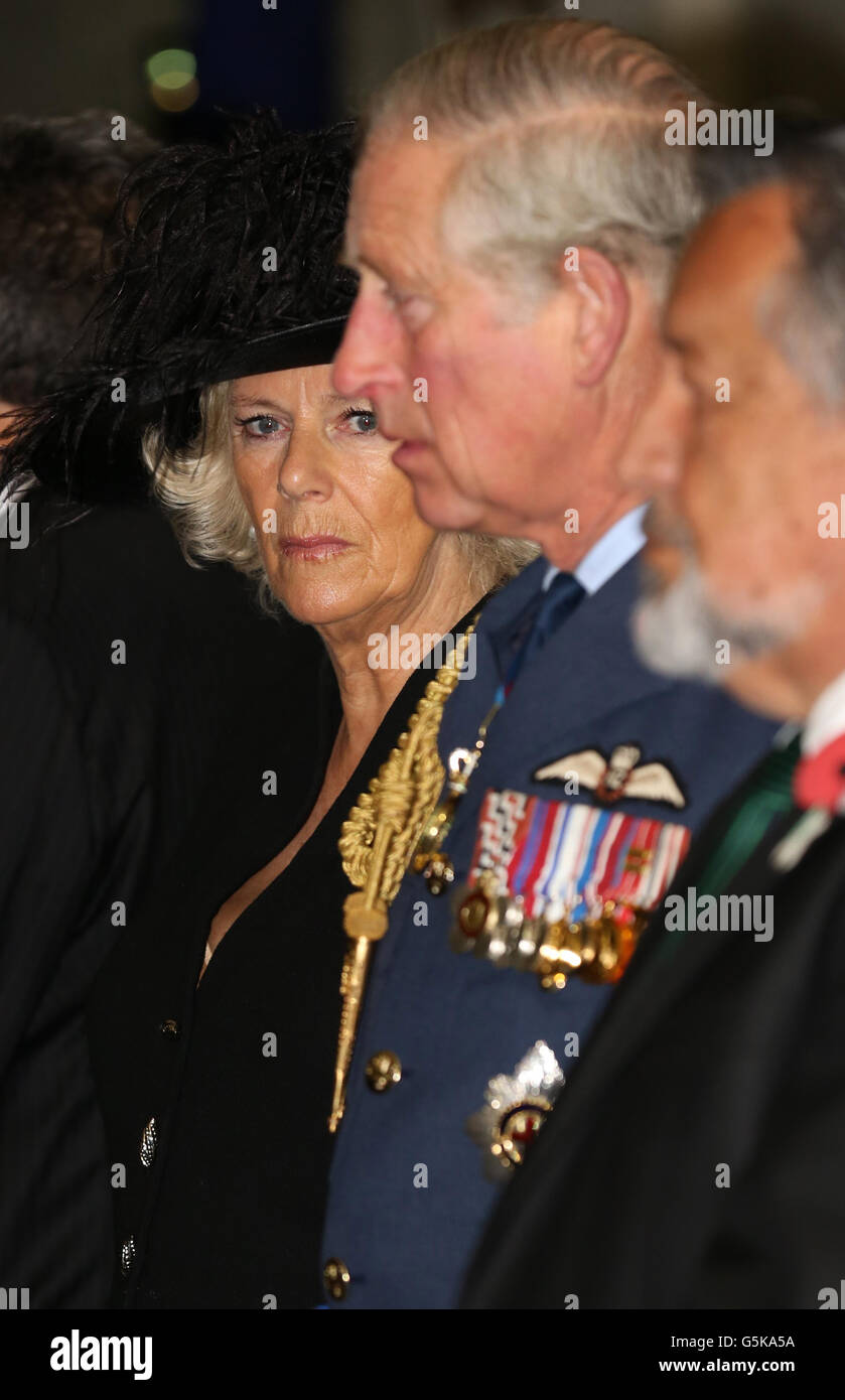 Der Prinz von Wales und die Herzogin von Cornwall besuchen eine Maori-Begrüßung im Auckland war Memorial Museum in Neuseeland, wo das Paar mit dem traditionellen Hongi begrüßt wurde. Stockfoto