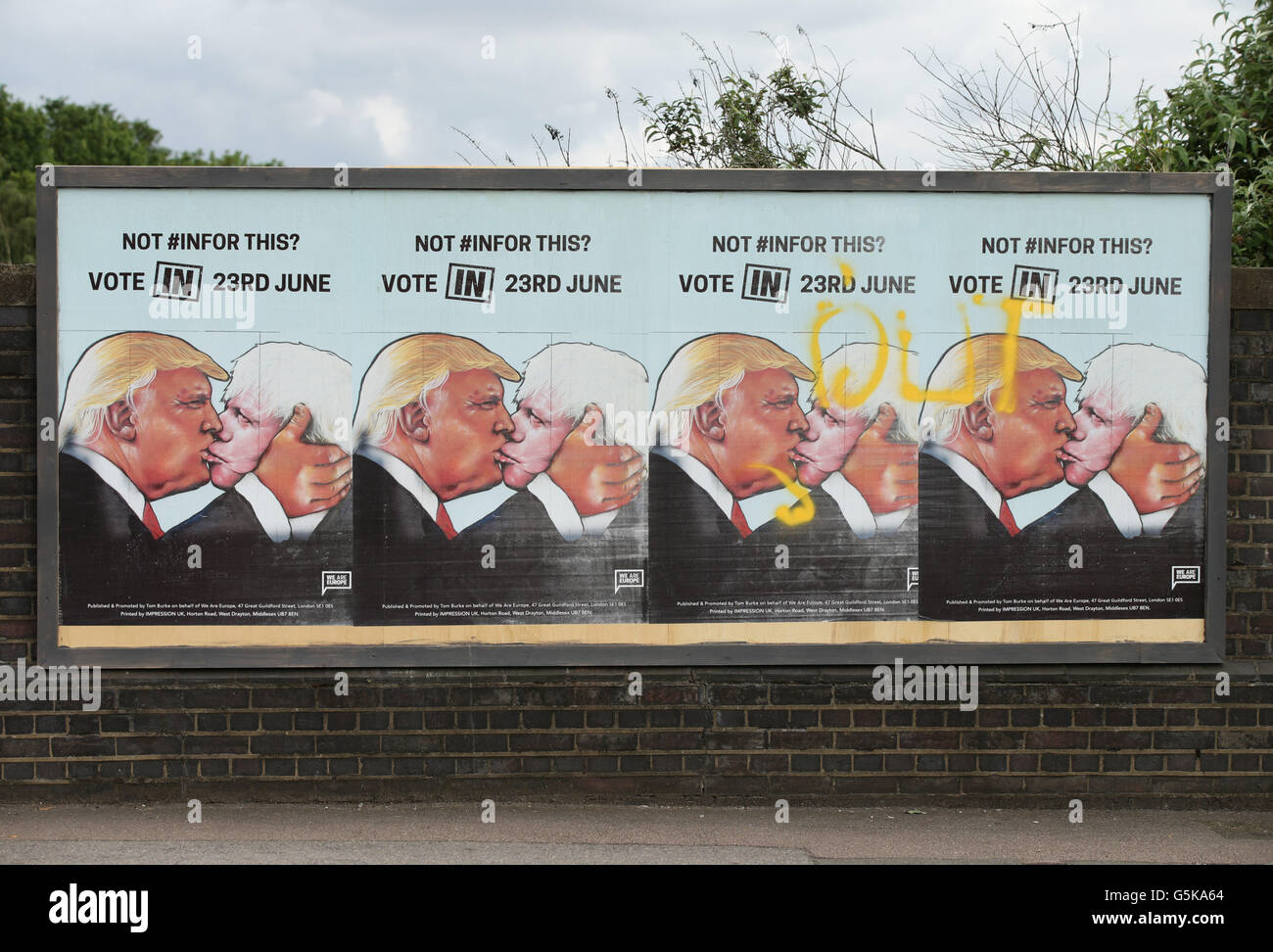 EU-Referendum-Plakate - durch die Pro-bleiben Gruppe, wir sind Europa - Darstellung von Donald Trump küssen Austritt befürworten Boris Johnson, in Finsbury Park, London. Stockfoto