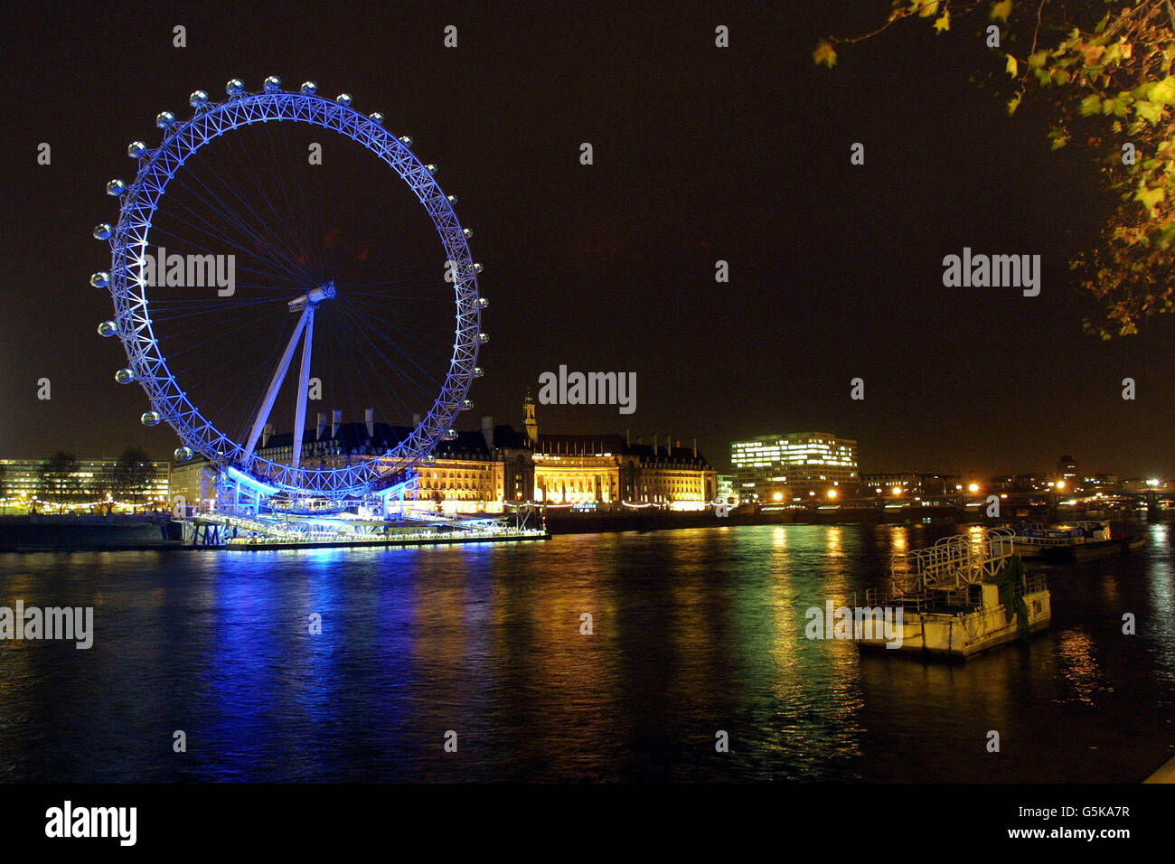 Das British Airways London Eye, das Rad wird in Kobaltblau für die Festivites Saison beleuchtet. Stockfoto