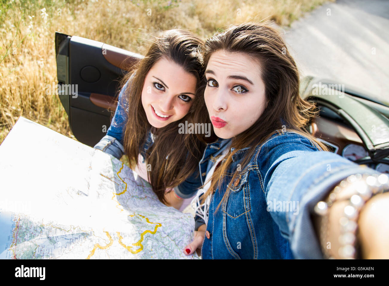 Frauen, die Selfie mit Karte Road trip Stockfoto