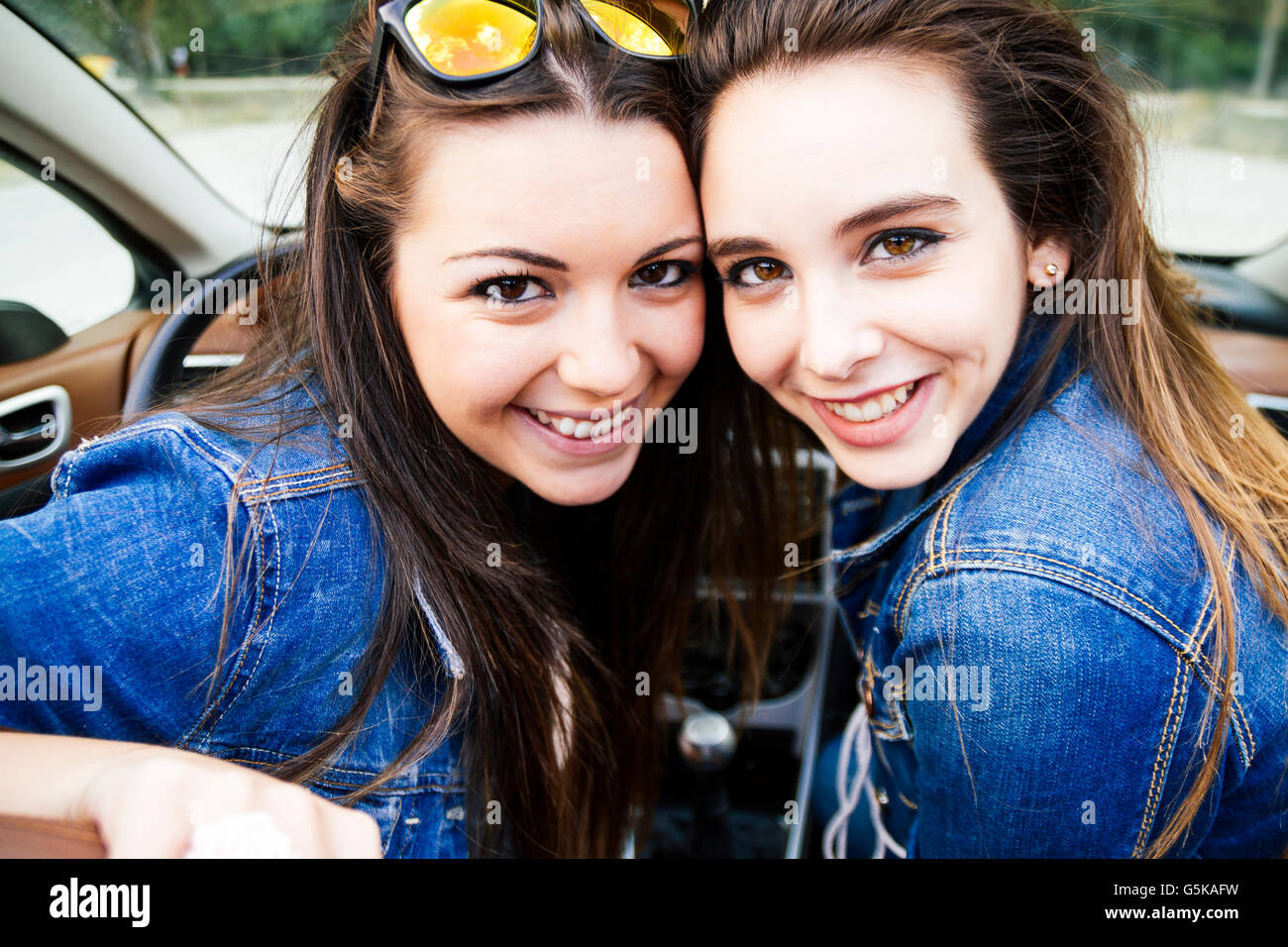 Frauen im Cabrio Lächeln Stockfoto