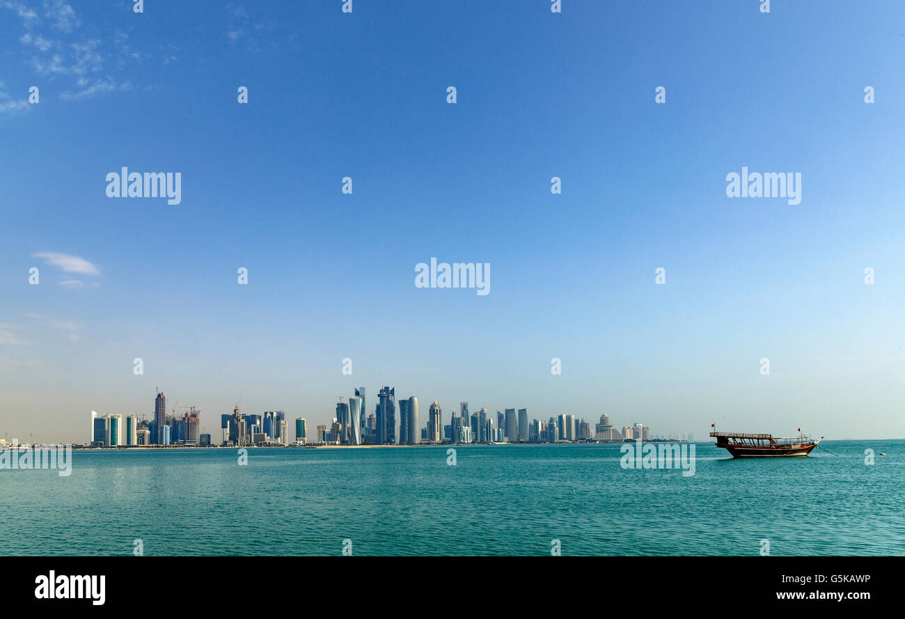Boot in der Nähe von Skyline von Doha, Doha, Katar Stockfoto