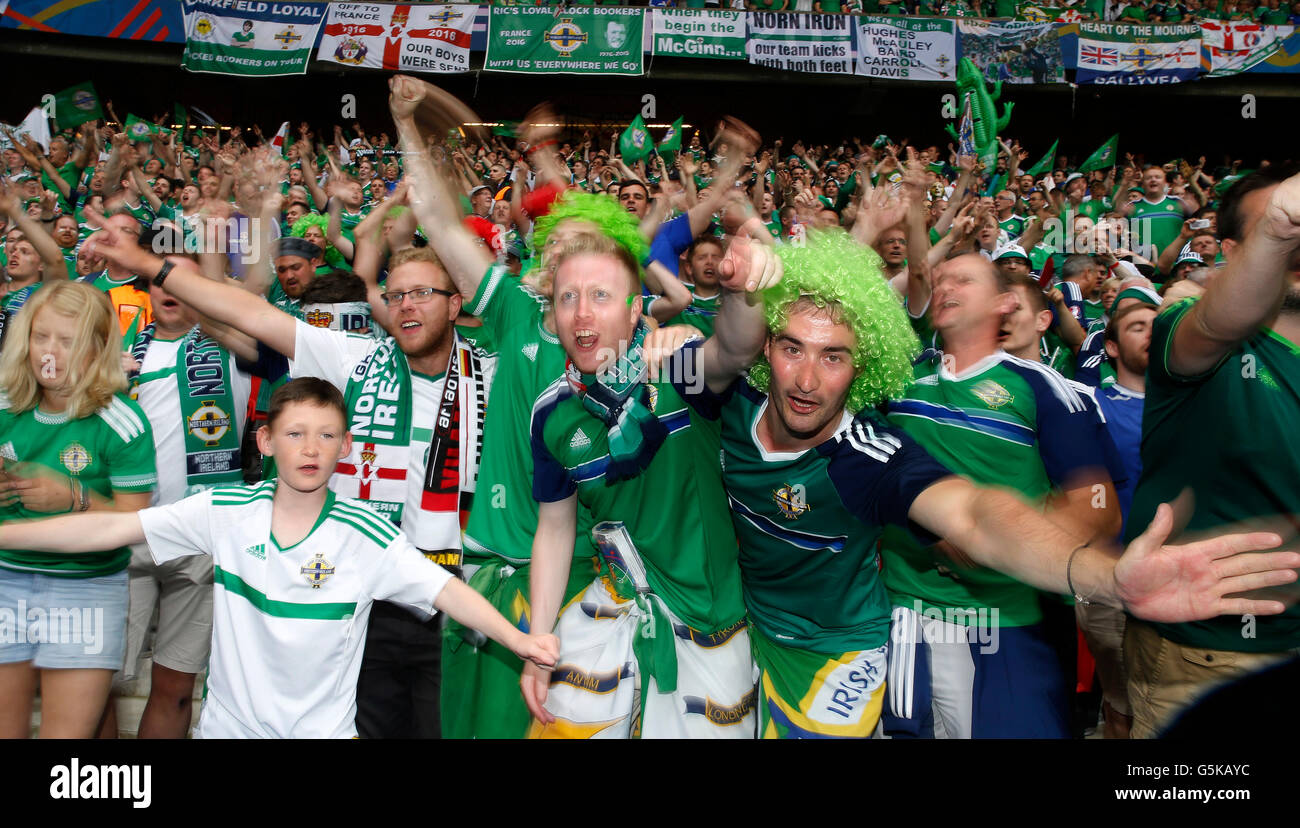 Nordirland-Fans am Ende der UEFA Euro 2016, Gruppe C match bei dem Parc Des Princes in Paris. PRESSEVERBAND Foto. Bild Datum: Dienstag, 21. Juni 2016. Finden Sie unter PA Geschichte Fußball N Irland. Bildnachweis sollte lauten: Owen Humphreys/PA Wire. Einschränkungen: Verwendung Beschränkungen unterworfen. Nur zur redaktionellen Verwendung. Buch und Zeitschrift Vertrieb zugelassenen bietet nicht nur gewidmet ein Team/Spieler/Partie. Keine kommerzielle Nutzung. Rufen Sie + 44 (0) 1158 447447 für weitere Informationen. Stockfoto