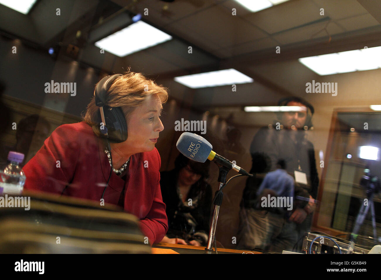 Die Kinderministerin Frances Fitzgerald gibt im Count Center in Dublin Castle ein Radiointerview, nachdem ein Referendum zur Verankerung der Kinderrechte in der Verfassung mit einem Ja-Votum von 58 % verabschiedet wurde, endgültige Zahlen bestätigen. Stockfoto