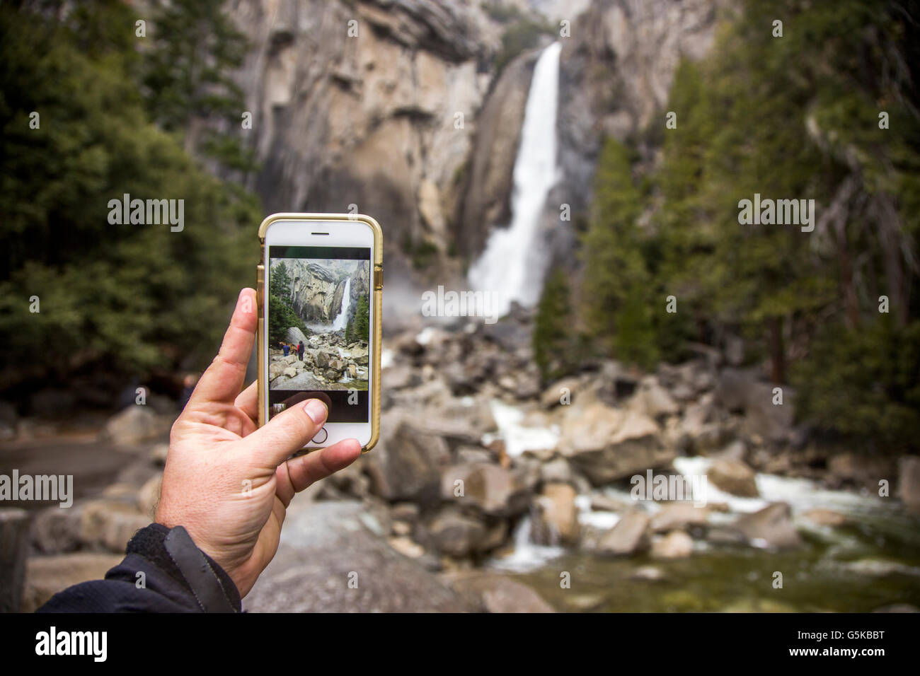 Mann fotografiert Wasserfall im Yosemite Nationalpark, California, United States Stockfoto