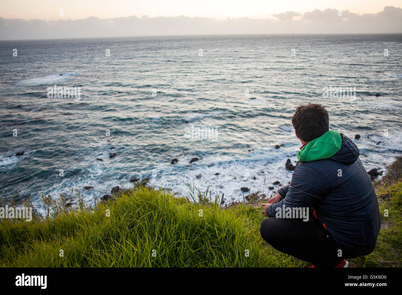Kaukasischen Mann bewundernden Ozean Horizont Stockfoto