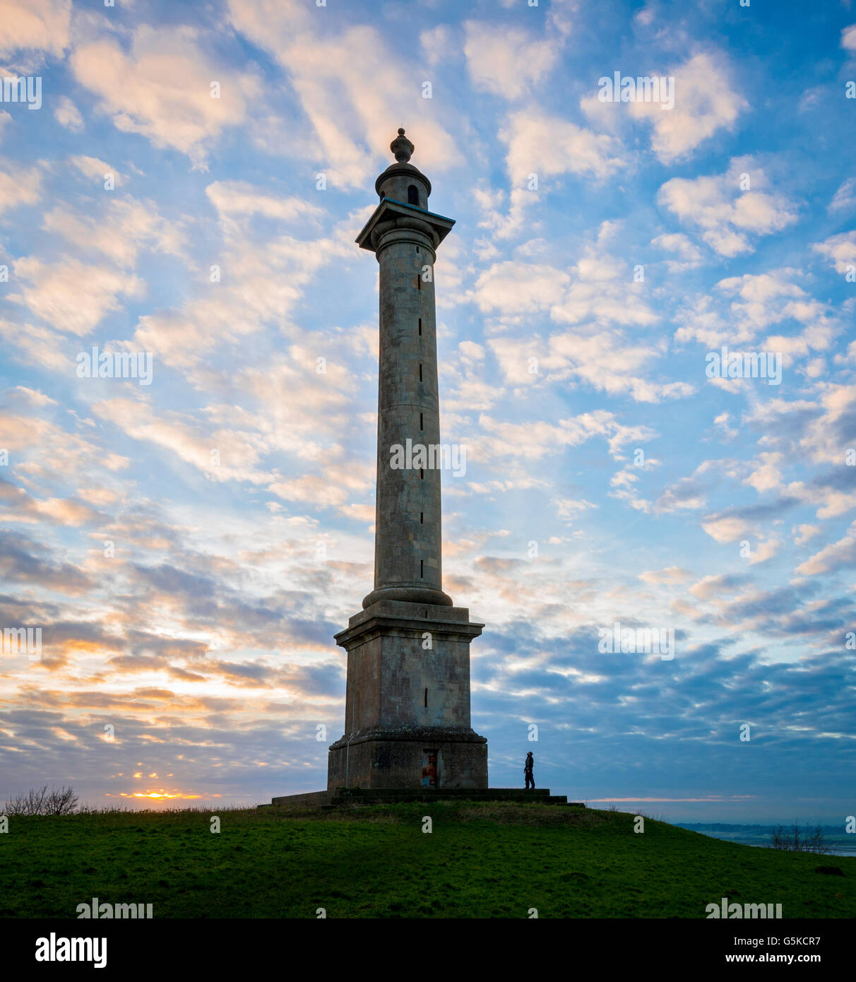 Eine einsame Gestalt stand neben Burton Pynsent Denkmal, Somerset. Stockfoto