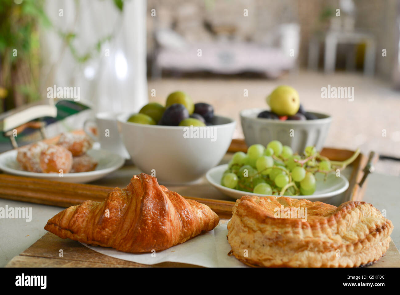 Gebäck, Trauben und Obst zum Frühstück Stockfoto
