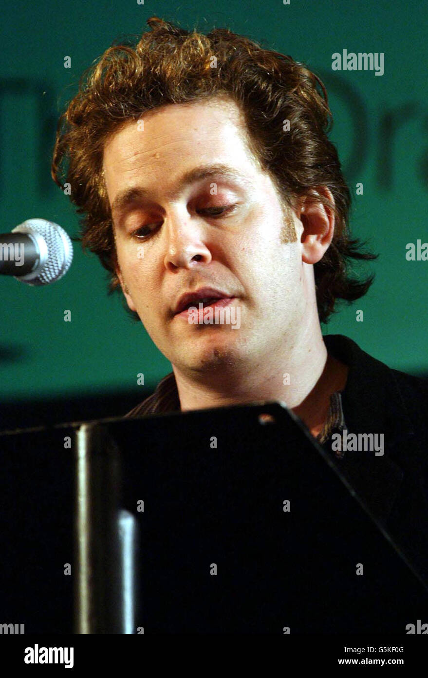 Tom Hollander spricht im Rahmen der „Orange Word Season of Lectures“ im Apollo Theatre in der Londoner Shaftsbury Avenue. Stockfoto