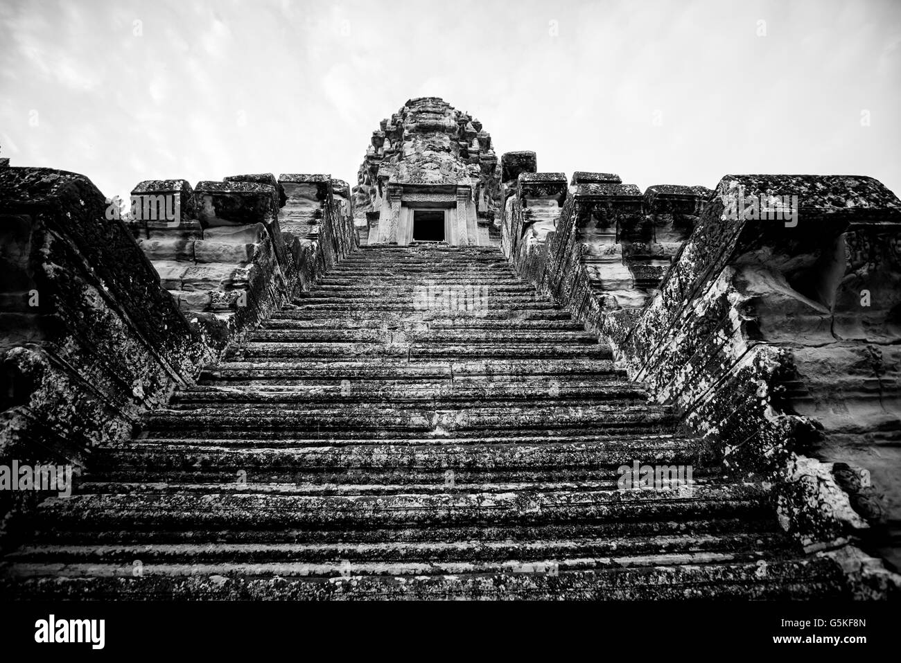 Niedrigen Winkel Ansicht der Schritte bei Angkor Wat, Siem Reap, Kambodscha Stockfoto