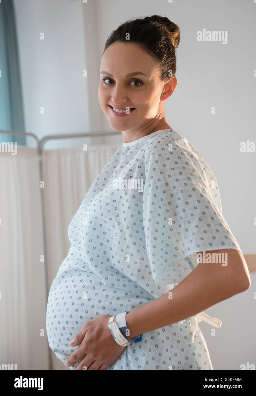 Schwangere Frau kaukasischen Krankenhemd tragen Stockfoto