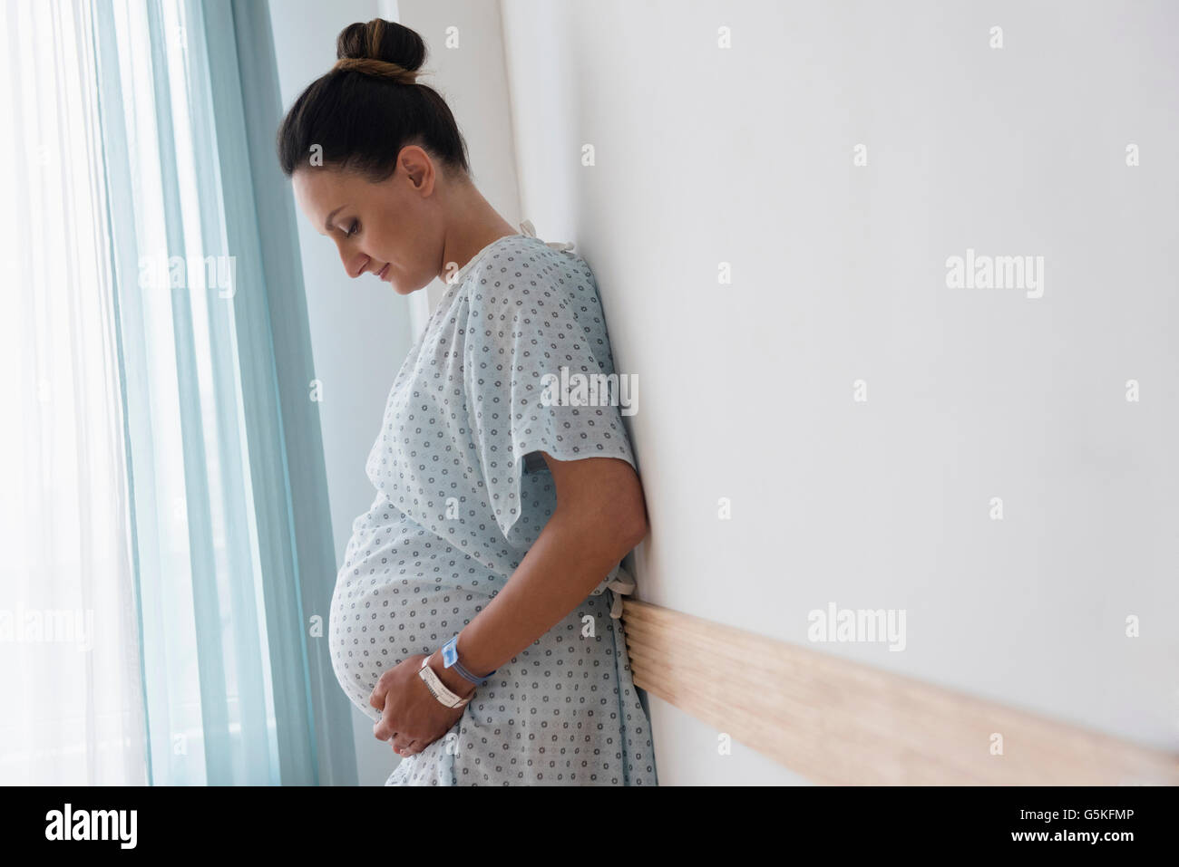 Schwangere Frau kaukasischen Krankenhemd tragen Stockfoto