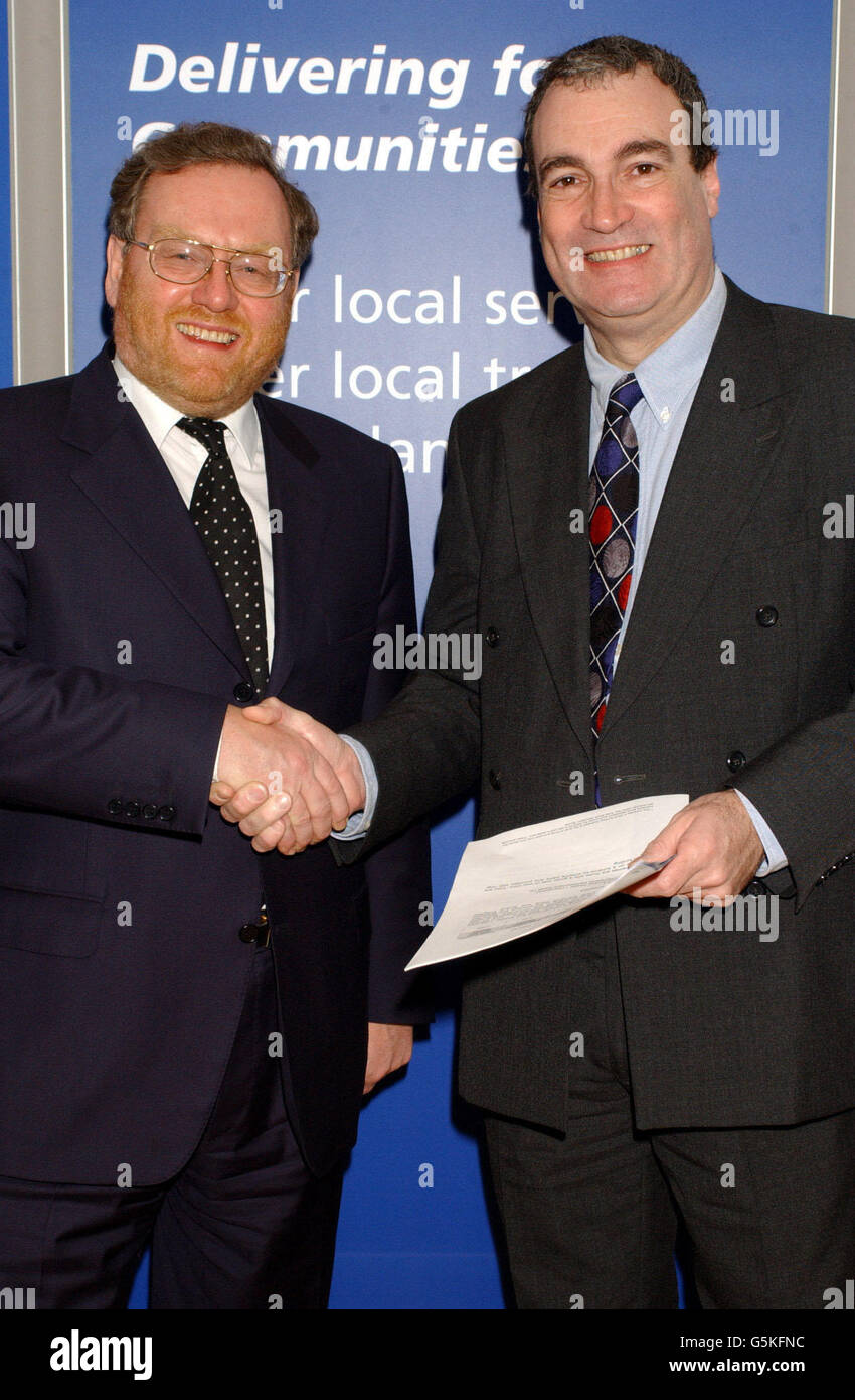 Der Minister für Verkehr, John Spellar, trifft den Abgeordneten Stephen Ladyman, South Thanet (Labor), um Fragen des Nahverkehrs zu erörtern. Stockfoto