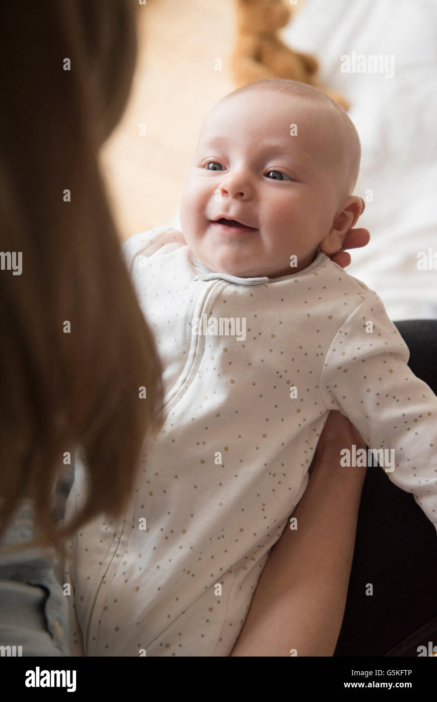 Kaukasische Mutter bewundernden baby Stockfoto