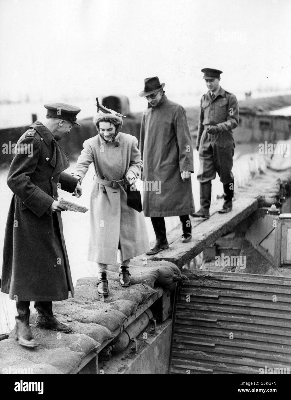Lt.Kol. M. Morling (links) unterstützt die Herzogin von Gloucester bei der Inspektion der überfluteten Fens. Stockfoto