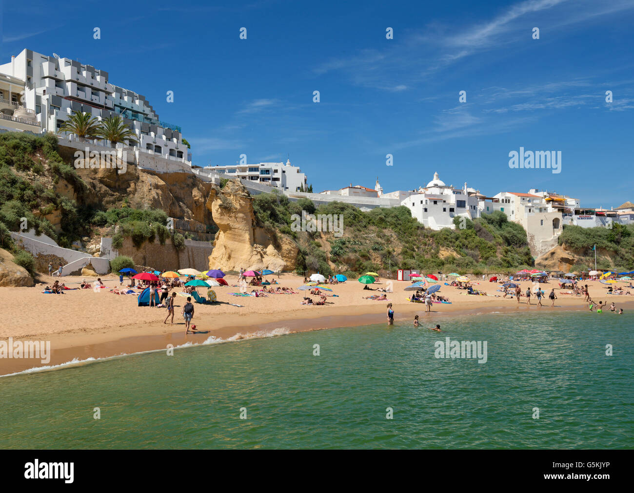 Albufeira Strand, das Hotel Rocamar auf den Klippen Stockfoto