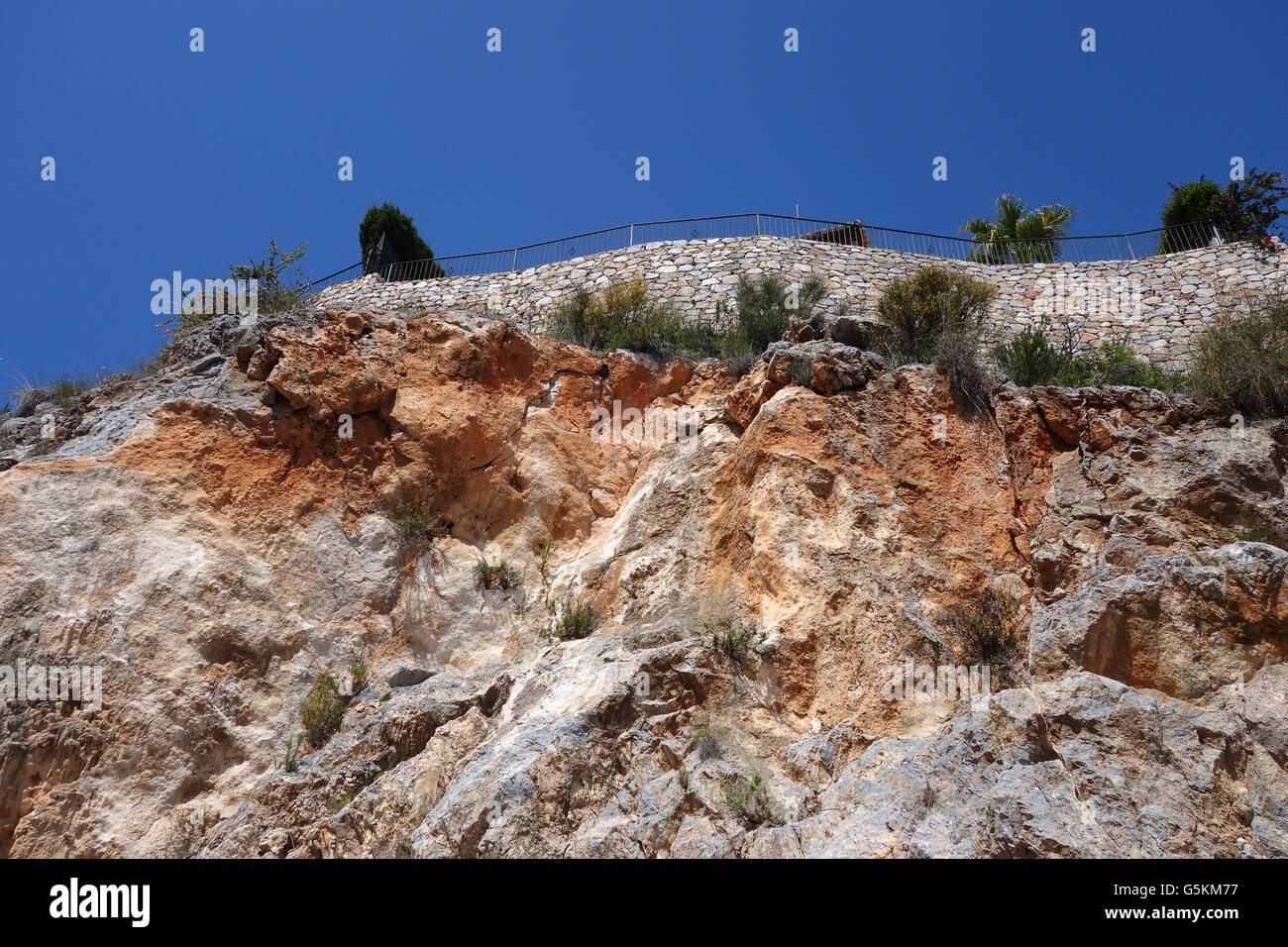 Fault Lines Risse in der Felswand verursacht Immobilie Wohnungen Setzungen auf die Carmenes del Mar Verstädterung in Herradura, Co Stockfoto