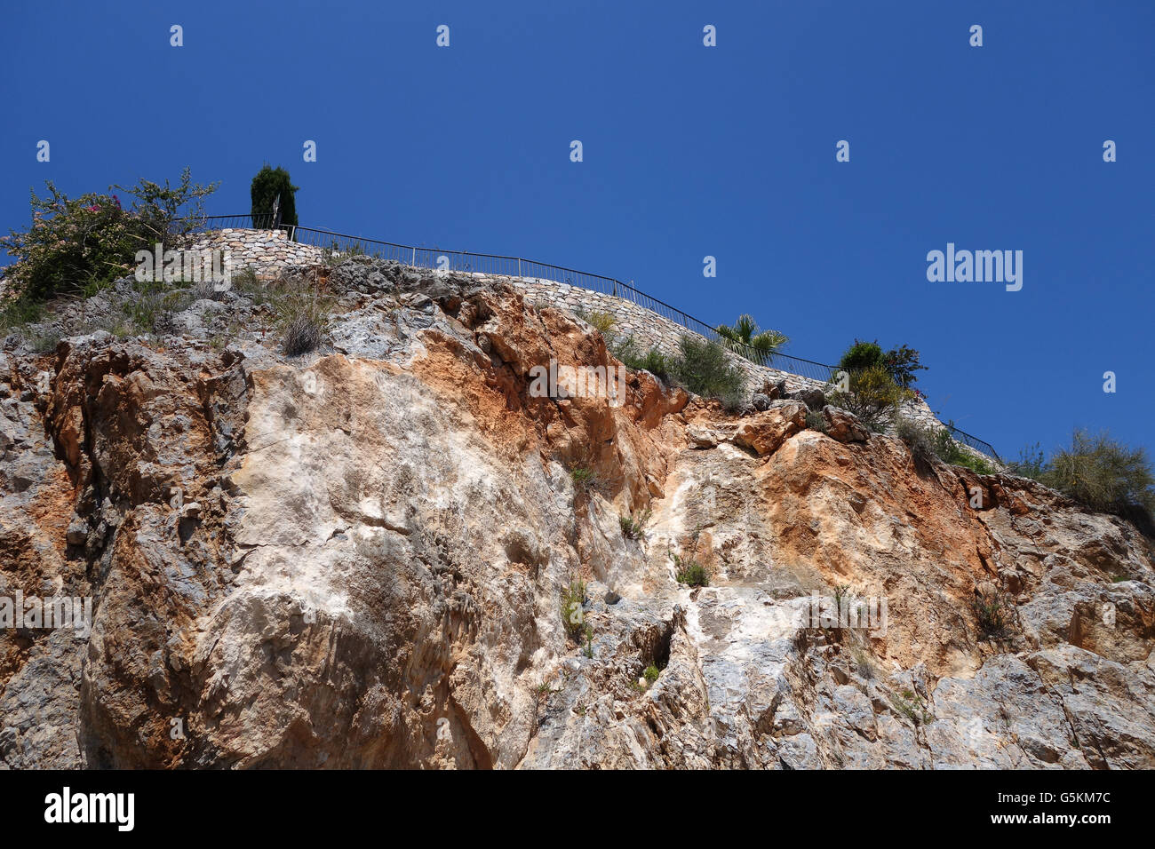 Fault Lines Risse in der Felswand verursacht Immobilie Wohnungen Setzungen auf die Carmenes del Mar Verstädterung in Herradura, Co Stockfoto