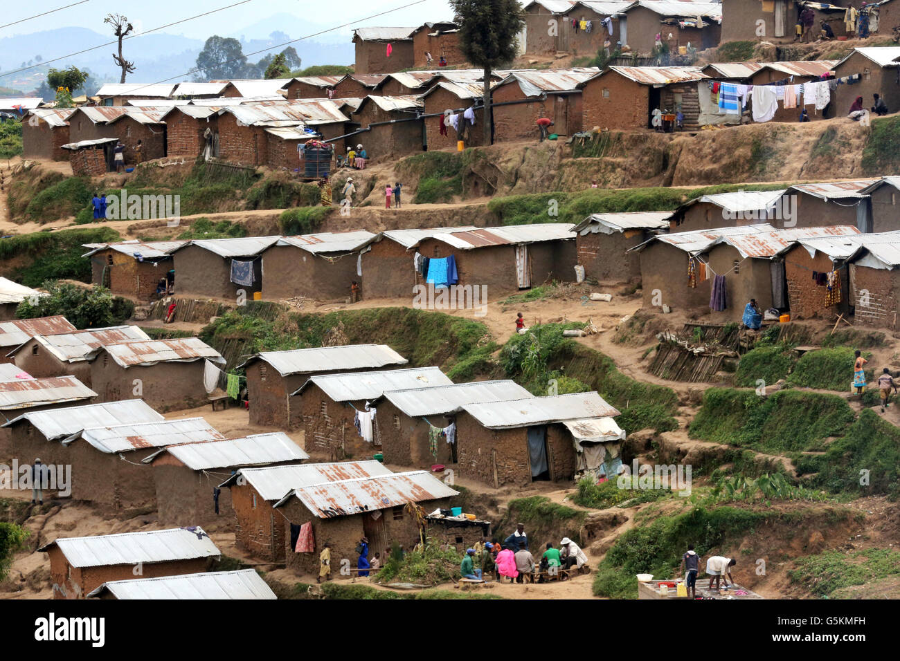Lehm-Hütten in der Refugee Camp Kigeme in der Nähe von Gikongoro, Ruanda, Afrika - Camp befindet sich im Nyamagabe Bezirk der Provinz, etwa 150 Km von Kigali und 120 km von der Grenze Bukavu. Das Lager entstand im Jahr 2012 auf Host Flüchtlinge geflohenen heftige Kämpfe zwischen der FARDC Soldaten und die M23-Rebellen. Das Camp statt ursprünglich rund 2.100 burundischen Flüchtlingen bis Mai 2009. Die Regierung Ruandas wieder eröffnet und erweitert es um Tausende von Flüchtlingen zu hosten, die zeitlich Nkamira Transit Center in Rubavu nahe der Grenze zu Ruanda eingegangen waren im Juni 2012 Stockfoto