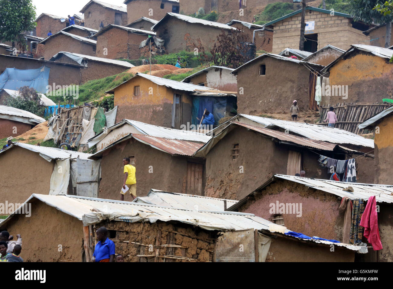 Lehm-Hütten in der Refugee Camp Kigeme in der Nähe von Gikongoro, Ruanda, Afrika - Camp befindet sich im Nyamagabe Bezirk der Provinz, etwa 150 Km von Kigali und 120 km von der Grenze Bukavu. Das Lager entstand im Jahr 2012 auf Host Flüchtlinge geflohenen heftige Kämpfe zwischen der FARDC Soldaten und die M23-Rebellen. Das Camp statt ursprünglich rund 2.100 burundischen Flüchtlingen bis Mai 2009. Die Regierung Ruandas wieder eröffnet und erweitert es um Tausende von Flüchtlingen zu hosten, die zeitlich Nkamira Transit Center in Rubavu nahe der Grenze zu Ruanda eingegangen waren im Juni 2012 Stockfoto