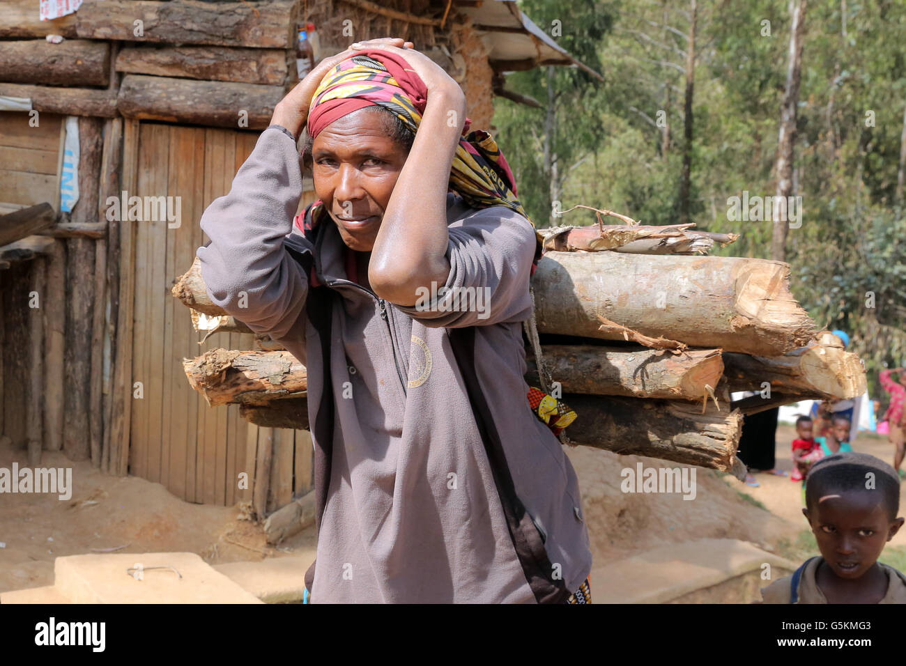 Flüchtling Frau aus dem Kongo, die Brennholz auf seinem Kopf trägt. Refugee Camp Kigeme in der Nähe von Gikongoro, Ruanda, Afrika Stockfoto