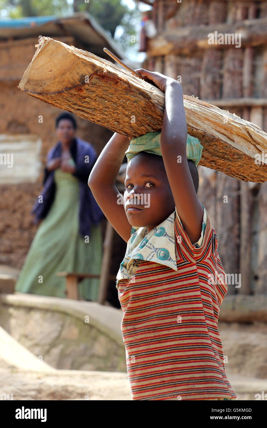 Flüchtling Mädchen aus dem Kongo Brennholz auf dem Kopf tragen. Refugee Camp Kigeme in der Nähe von Gikongoro, Ruanda, Afrika Stockfoto