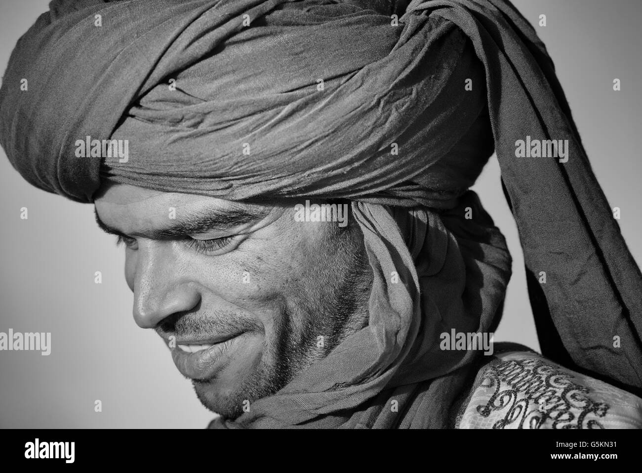 Porträt eines lächelnden marokkanischen Mannes mit traditionellen Turban. Stockfoto