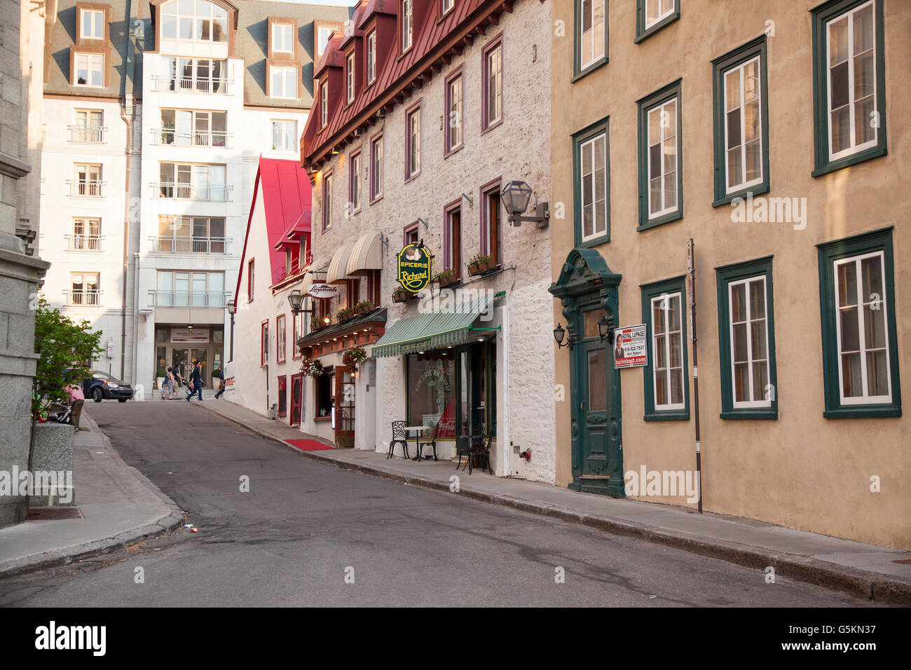 alte und historische Quebec Stadt ist gesäumt von malerischen Läden in historischen Gebäuden Stockfoto