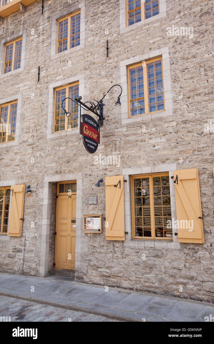 QUEBEC Stadt - 24. Mai 2016: Viele Restaurants säumen die Straßen im alten Quebec Stadt wie diese in Place Royale. Stockfoto