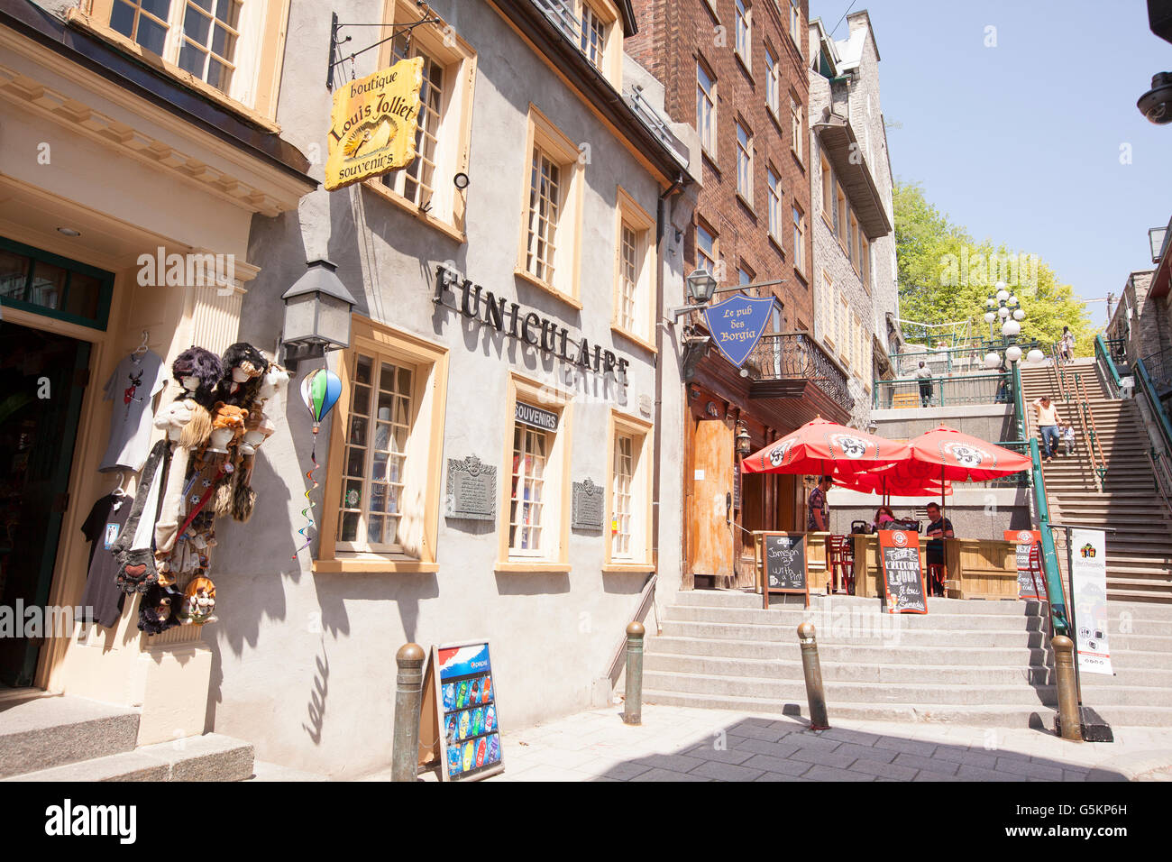 QUEBEC Stadt - 24. Mai 2016: Rue du Petit-Champlain im unteren old Quebec City, zieht viele Touristen an seine hübsche Geschäfte. Stockfoto
