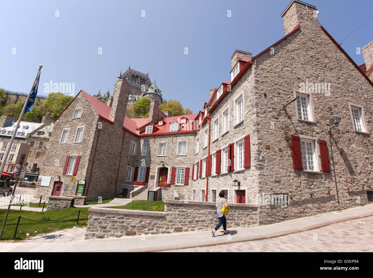 QUEBEC Stadt - 24. Mai 2016: Unterstadt in Quebec Altstadt mit du Chateau Frontenac im Hintergrund. Stockfoto