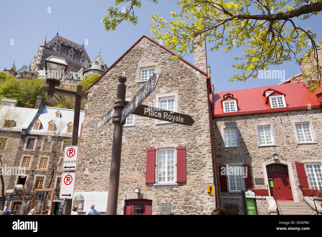 QUEBEC Stadt - 24. Mai 2016: Unterstadt in Quebec Altstadt mit du Chateau Frontenac im Hintergrund. Stockfoto